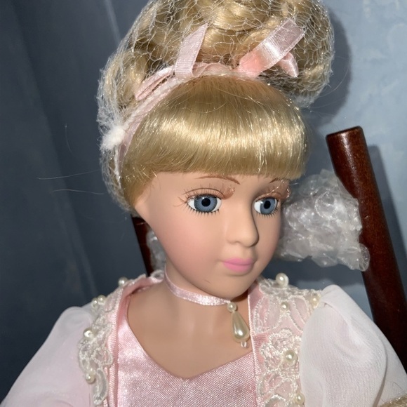 Avon Special Memories Mother's Day Porcelain Doll Bernadette, 2001 NWOB - Picture 2 of 8